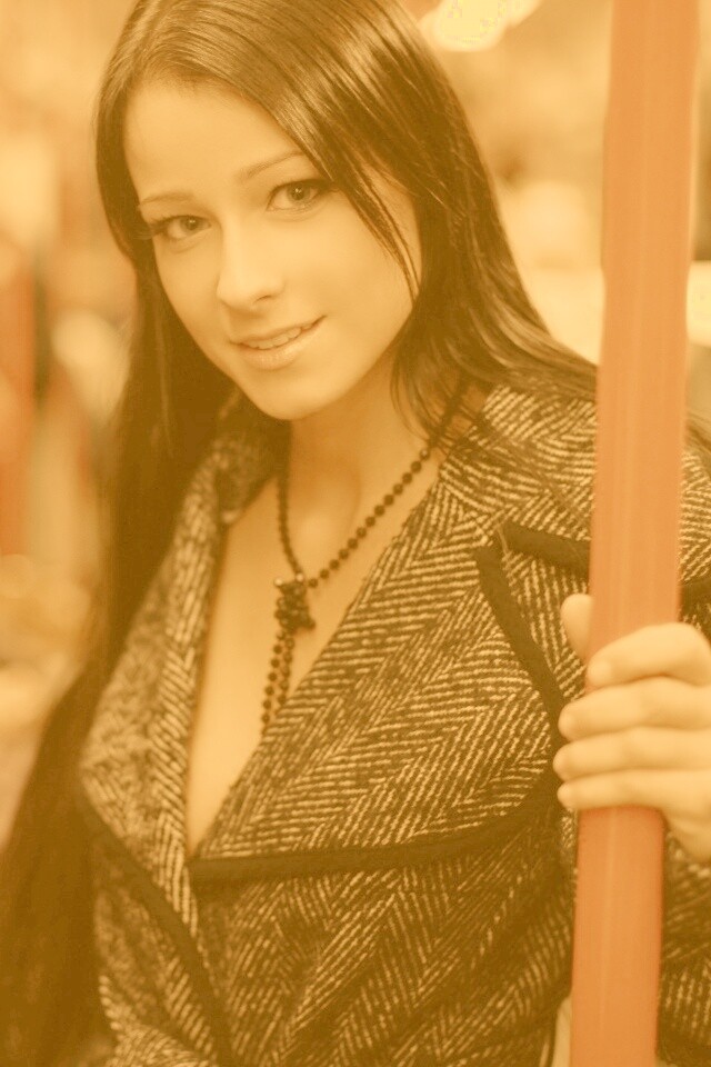 Девушка в метро обои