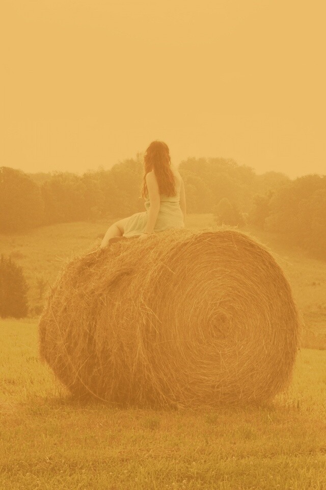 Девушка на снопе сена обои