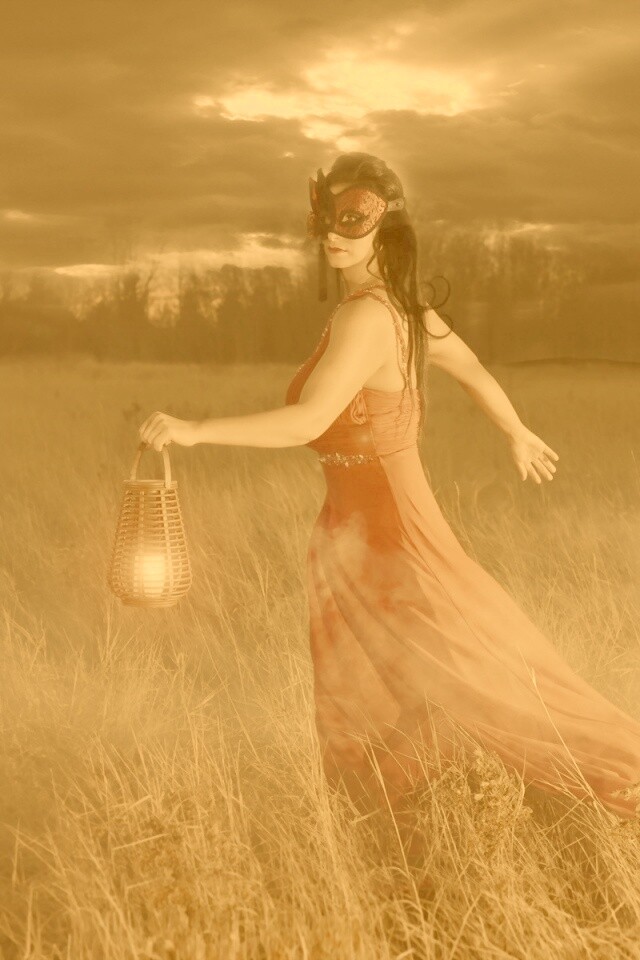 Девушка со свечей обои