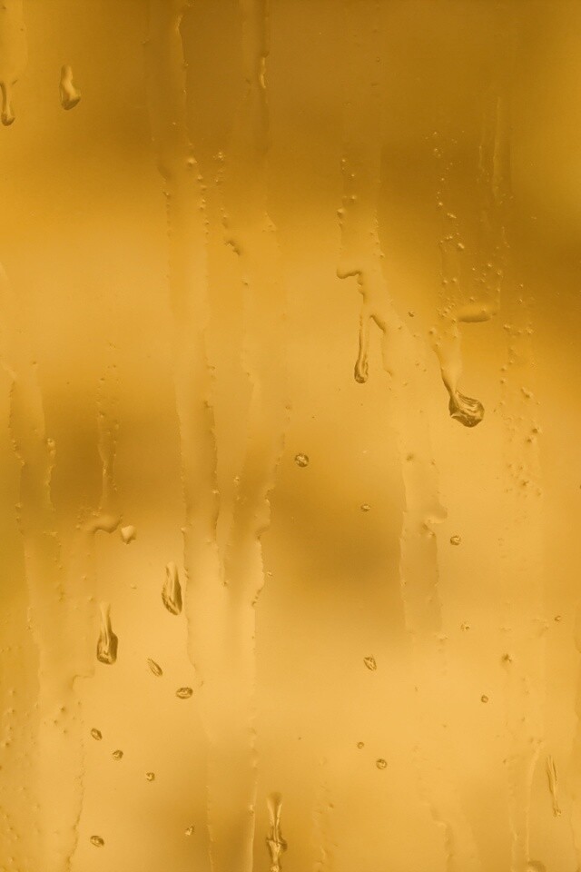 Текущая по стеклу вода обои