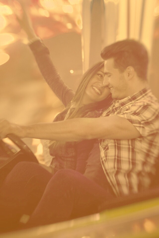 Счастливая пара на аттракционах обои