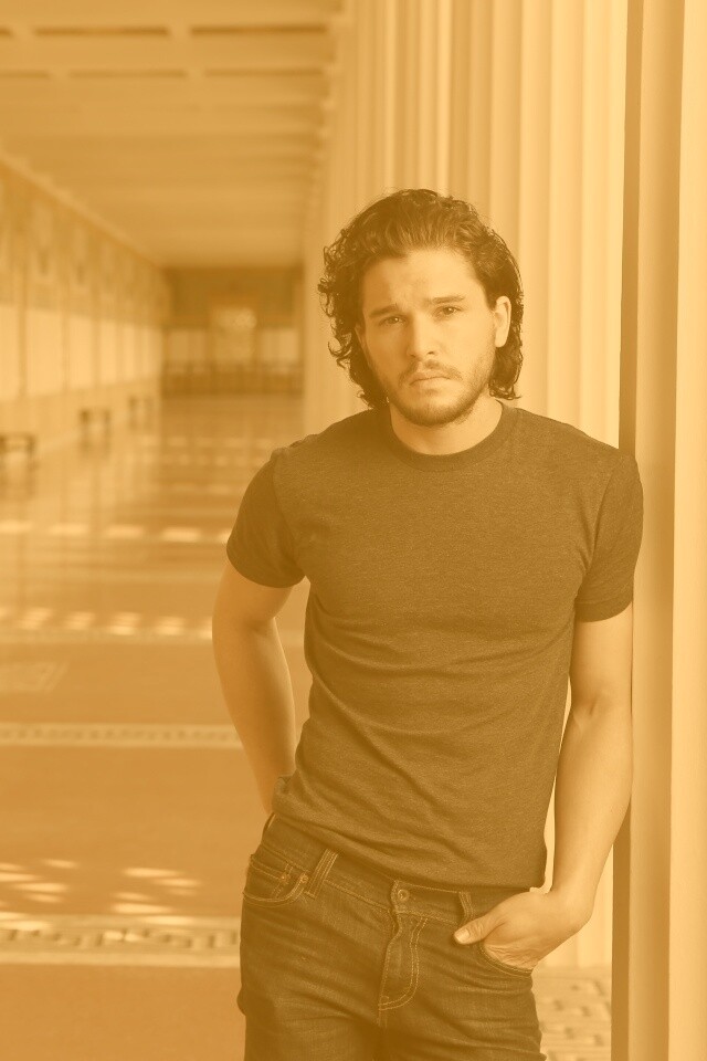 Кит Харингтон у колонны обои