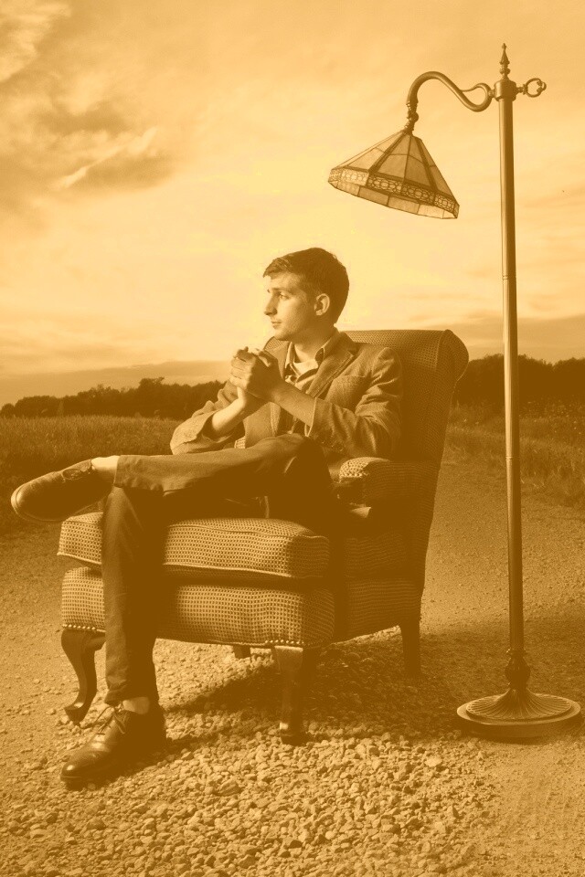 Мужчина в кресле обои