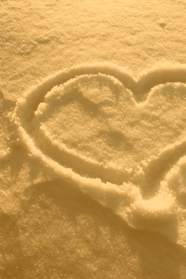 Сердечко на снегу обои