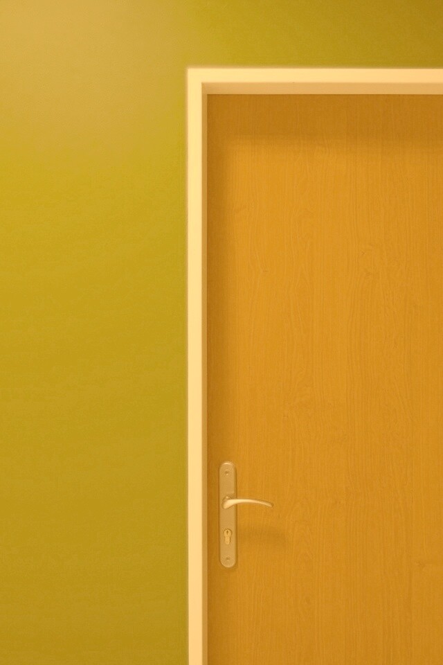 Дверь в стене обои