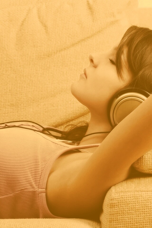 Слушающая музыку обои