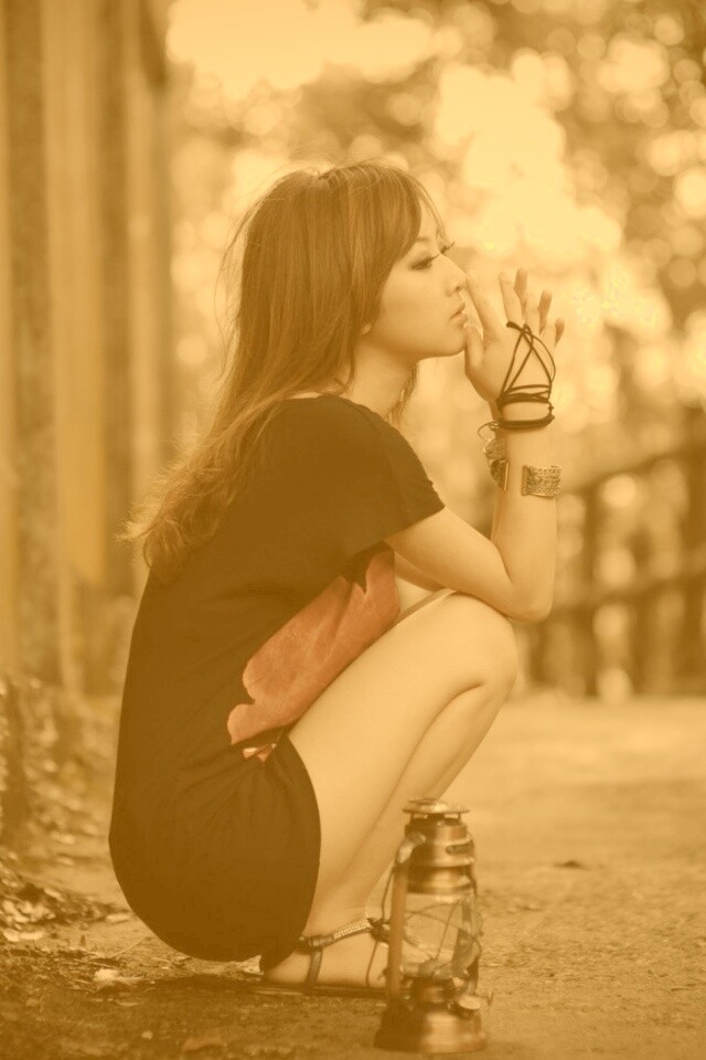 Японская девушка и масляный фонарь обои