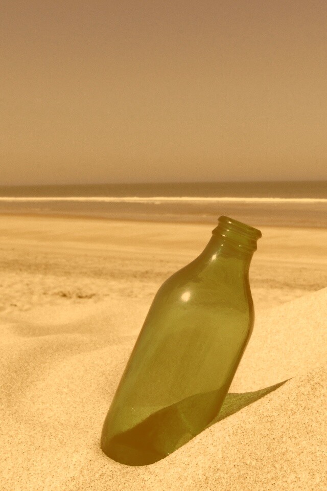 Бутылка на пляже обои