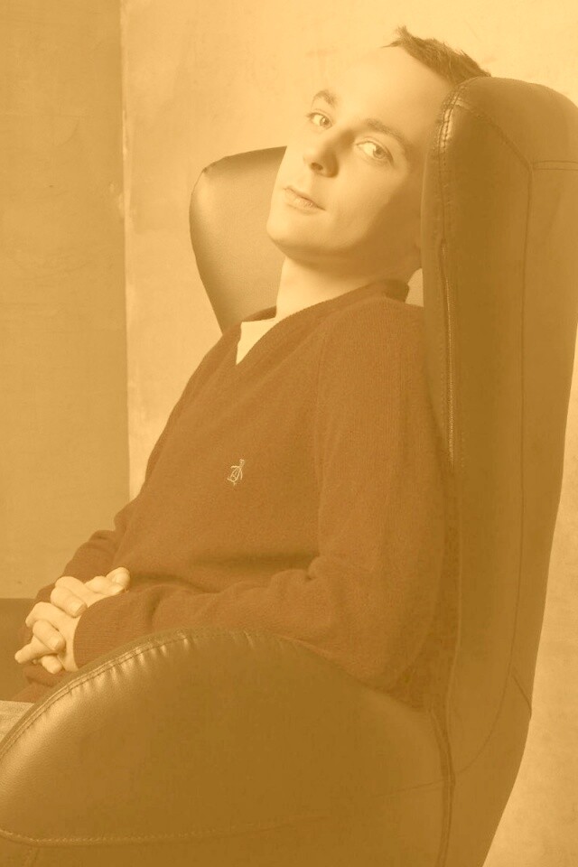 Джим Парсонс в крселе обои