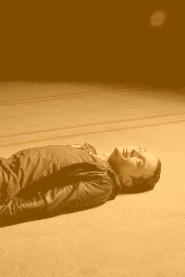 Джим Парсонс на полу обои