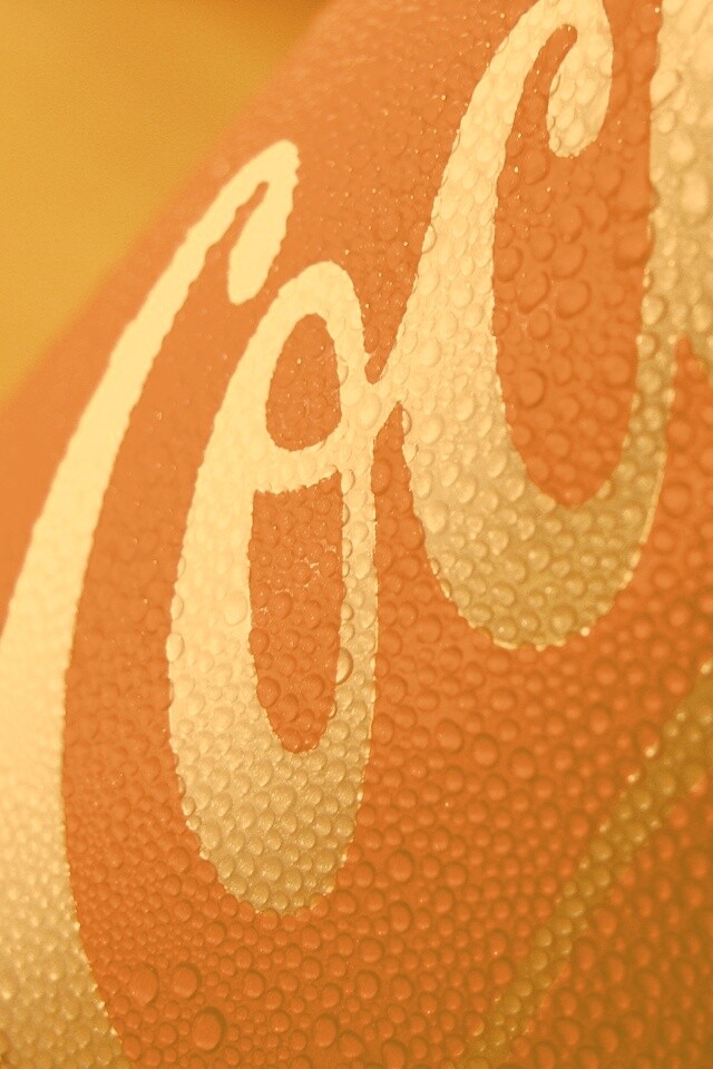 Запотевшая банка Кока-Колы обои