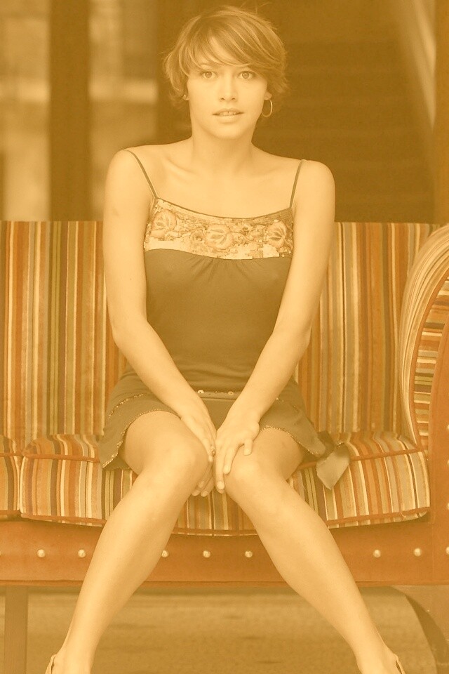 На диване обои