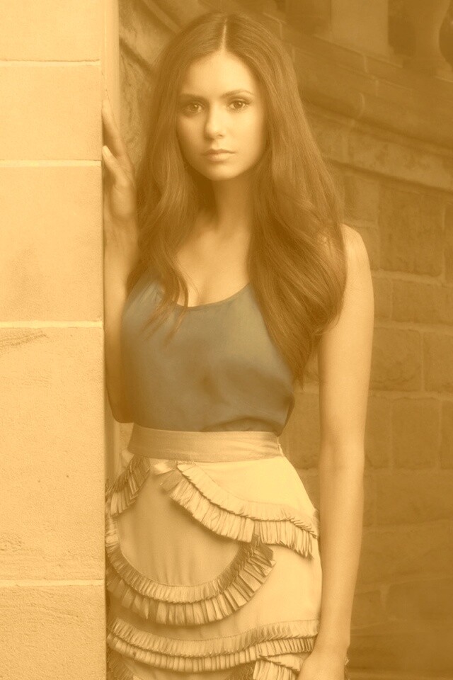 Девушка на лестнице обои