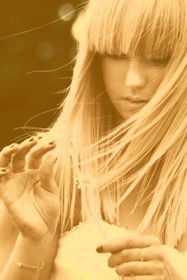 Красивая блондинка с ромашкой обои