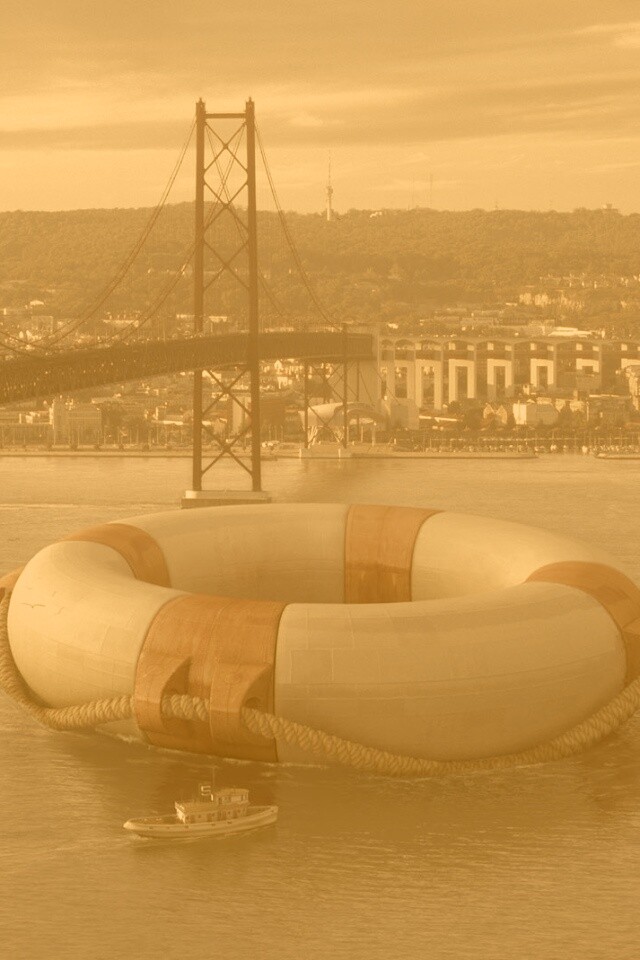 Огромный спасательный круг обои