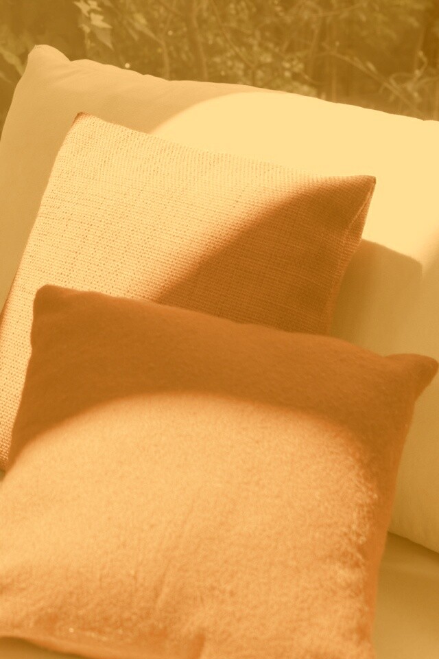 Красные подушки обои