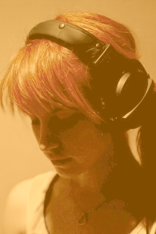 Рыжая в наушниках обои