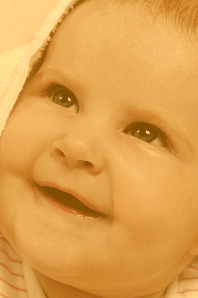 Малыш под полотенцем обои