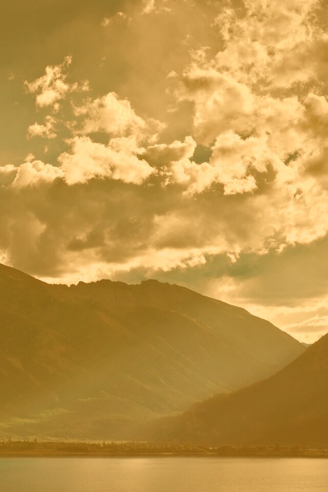 Свет на склонах гор обои