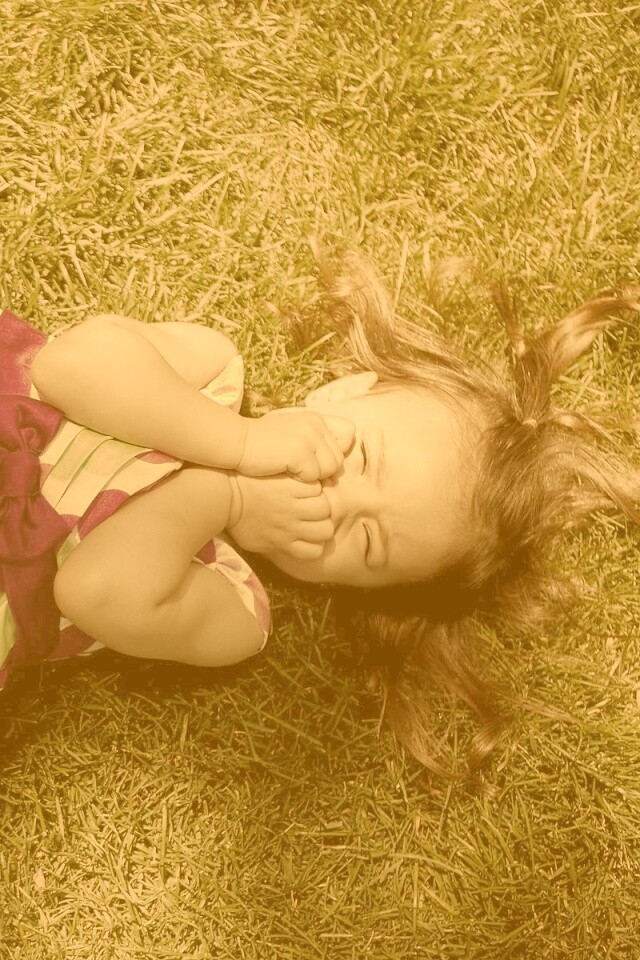 Девочка на траве обои