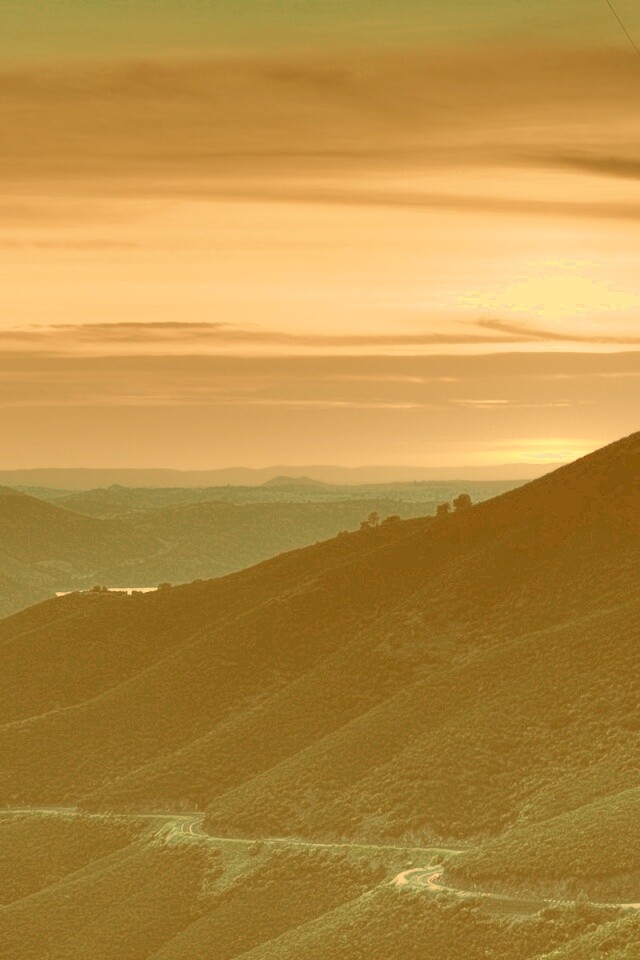 Закат на склонах гор обои