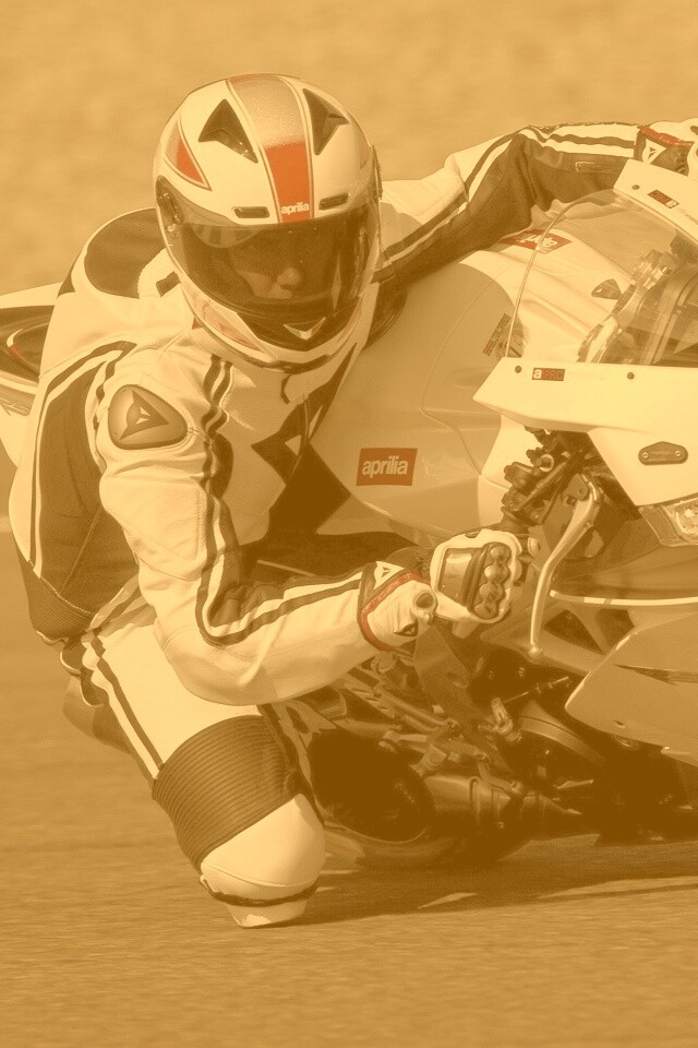 Байкер в белой экиперовкена Априлия РСВ4 обои