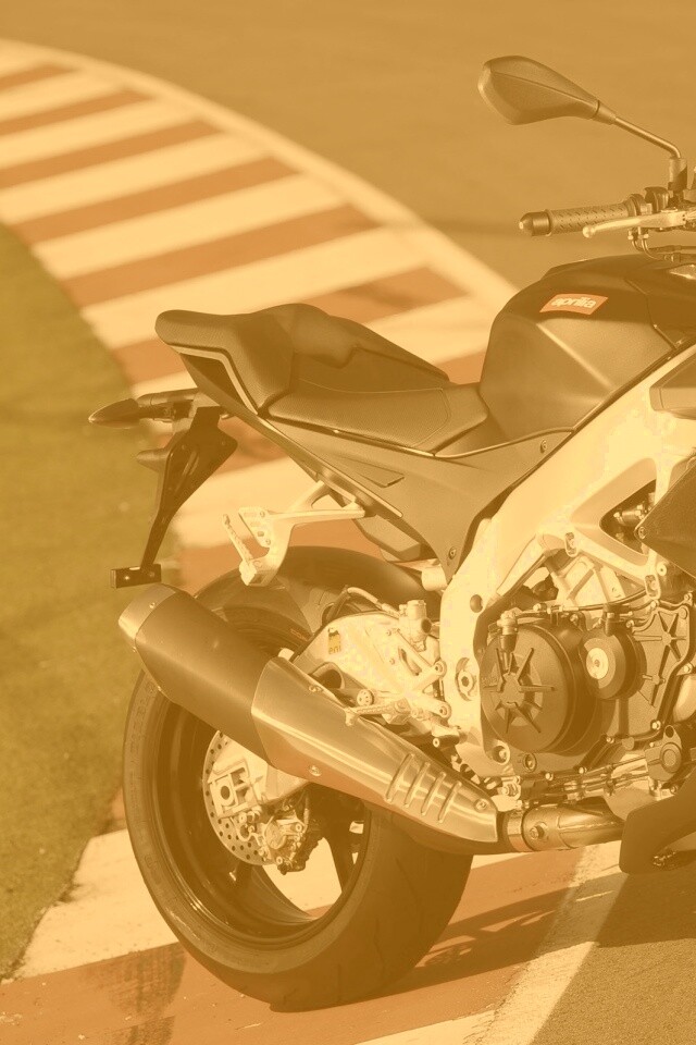 Спортивный мотоцикл Априлия на треке  обои