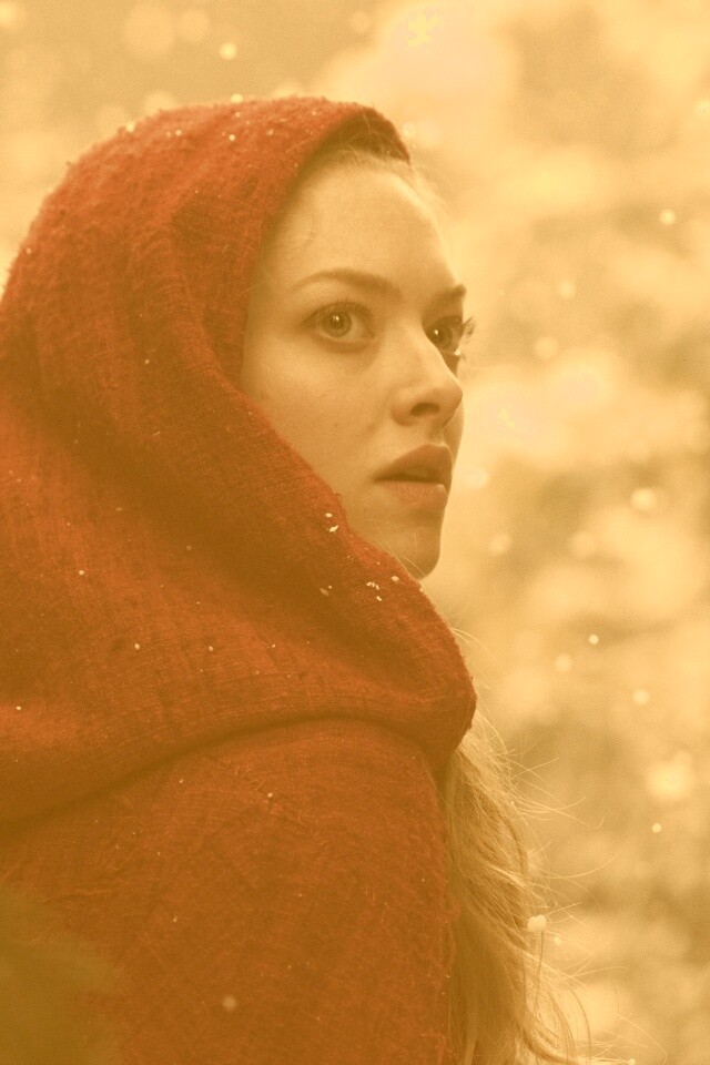 Amanda Seyfried in Red Riding Hood обои