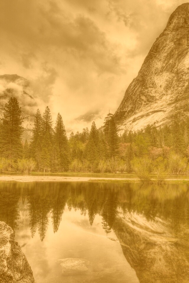 Красивый вид на маленькое горное озеро обои