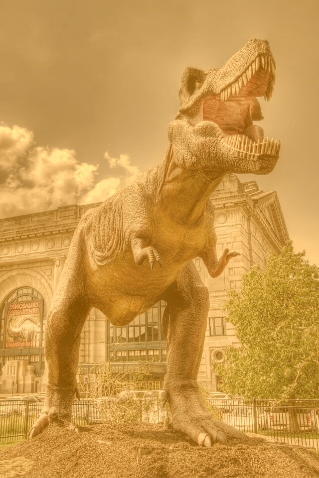 Скульптура динозавра рядом с музеем рептилий обои