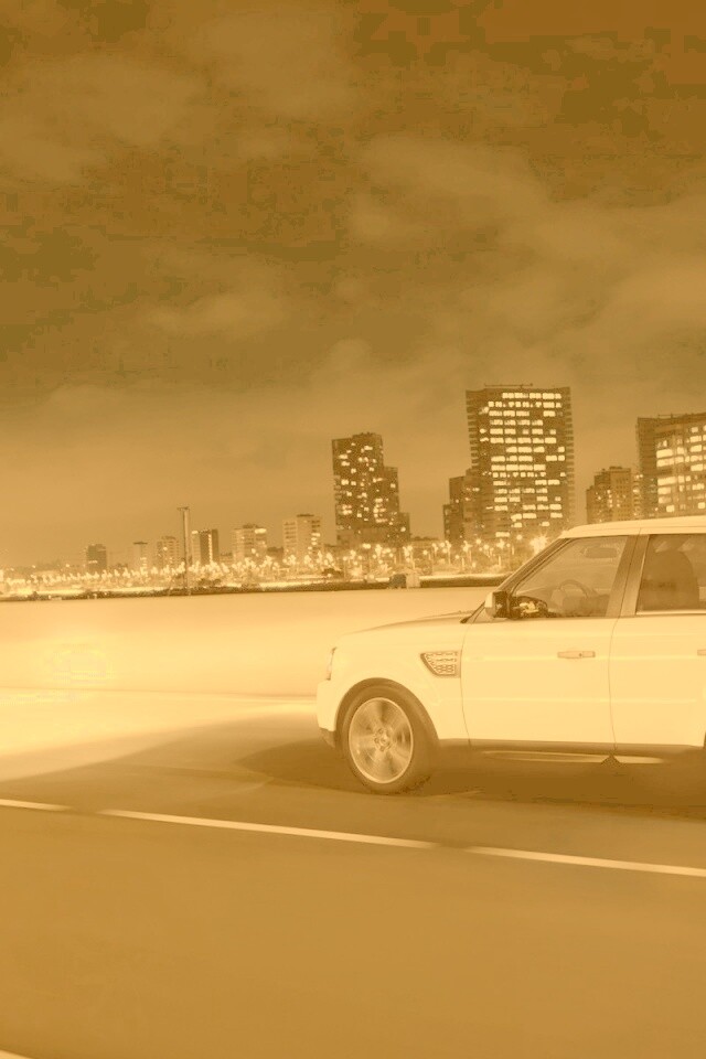 Рендж ровер на трассе обои