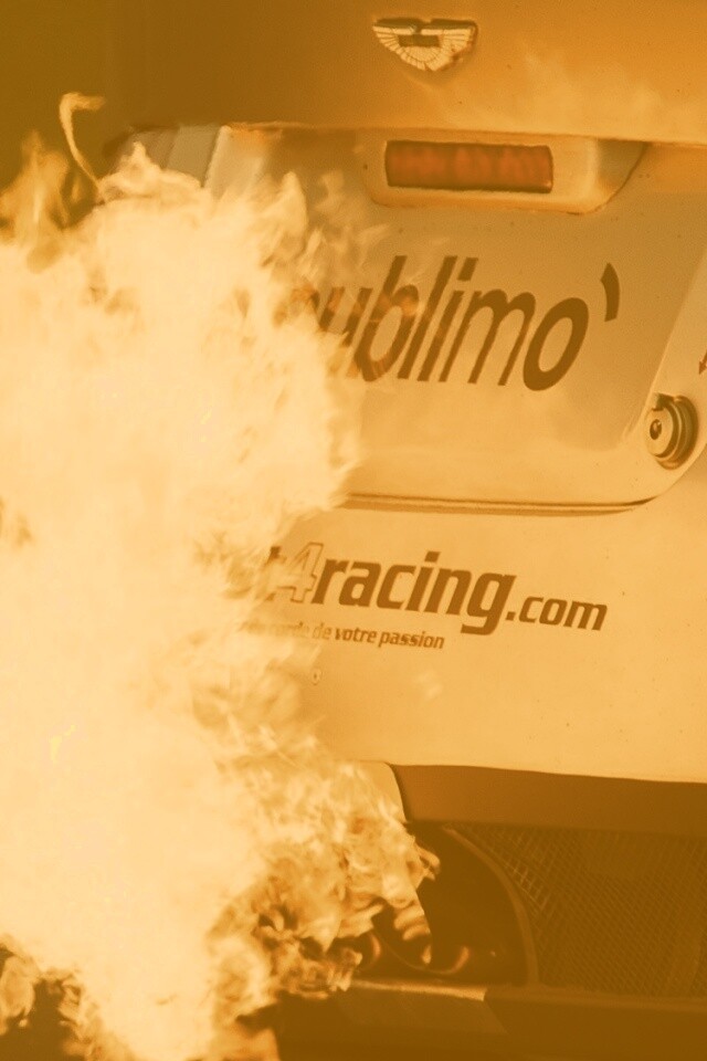 Огонь из выхлопной трубы гоночного Aston Martin обои