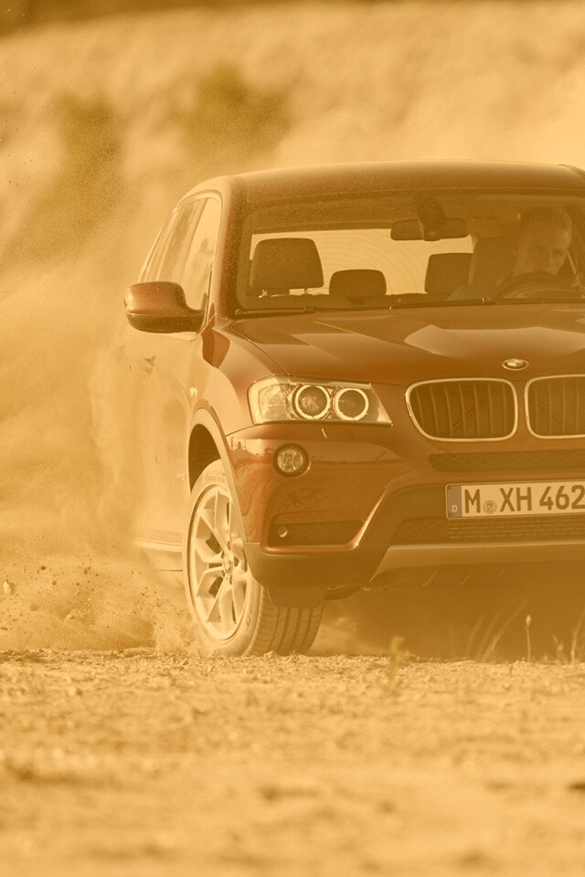 Кроссовер BMW в заносе обои