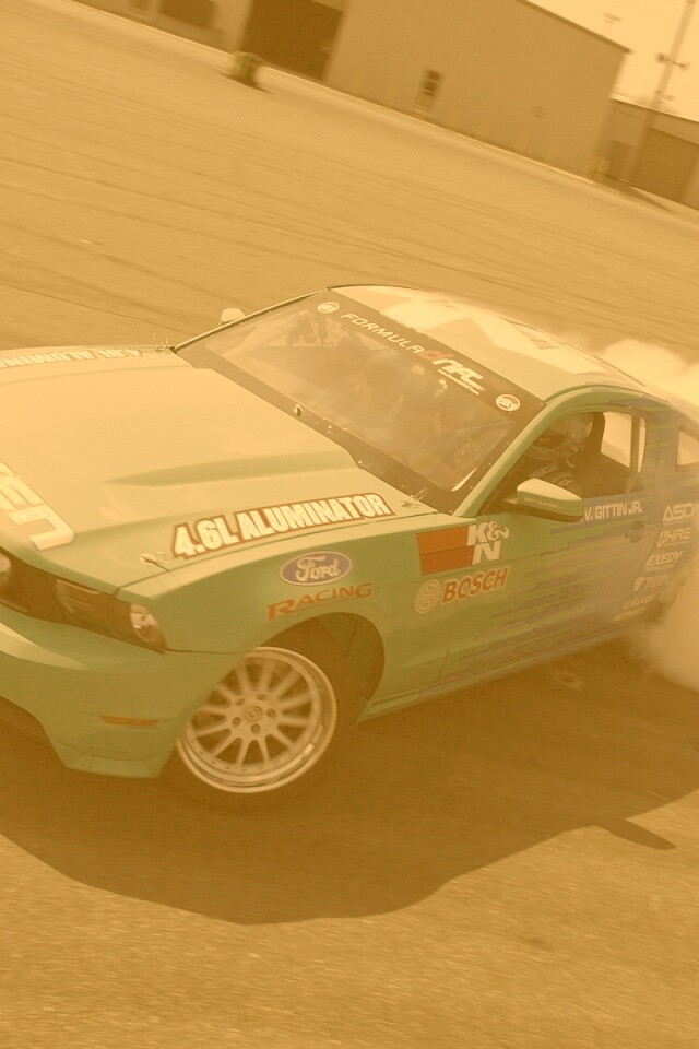 Мустанг дрифтует обои