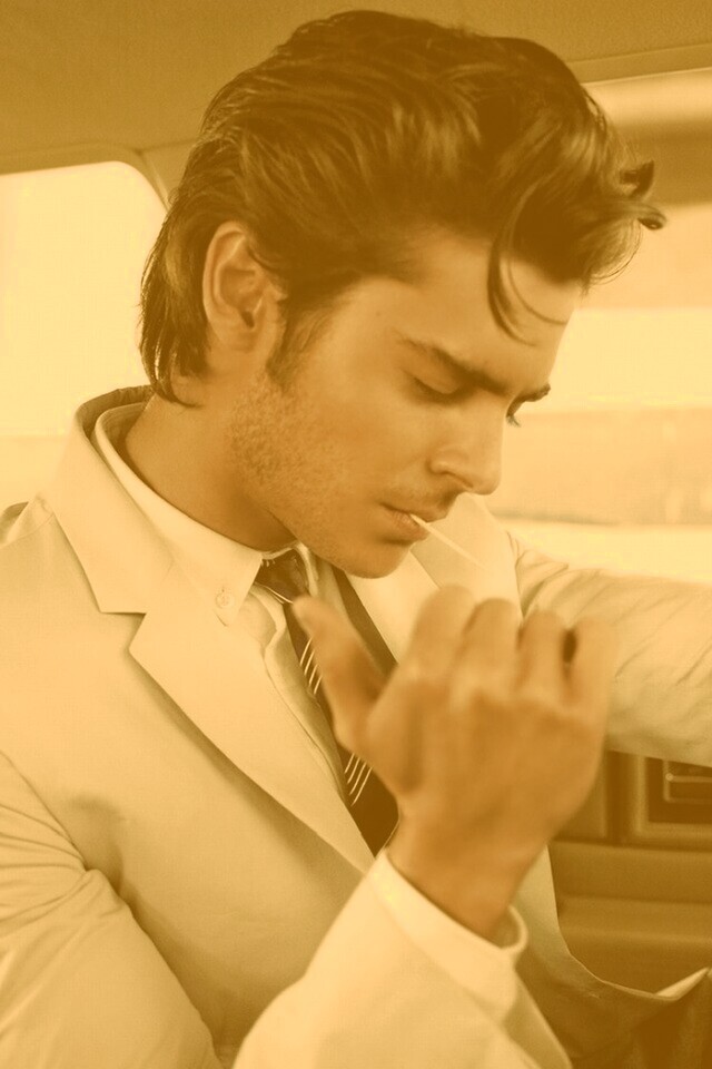 Мужчина прикуривает в машине обои