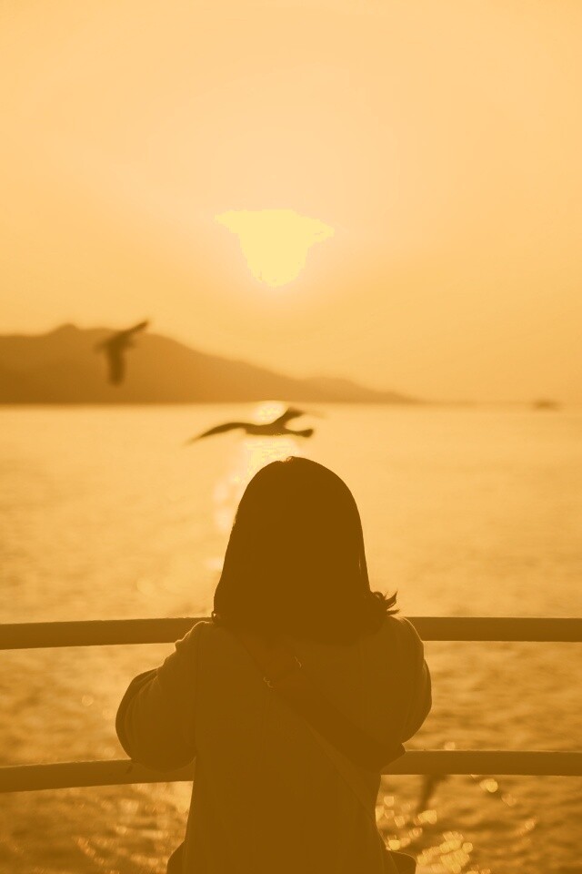 Девочка глядит на озеро обои