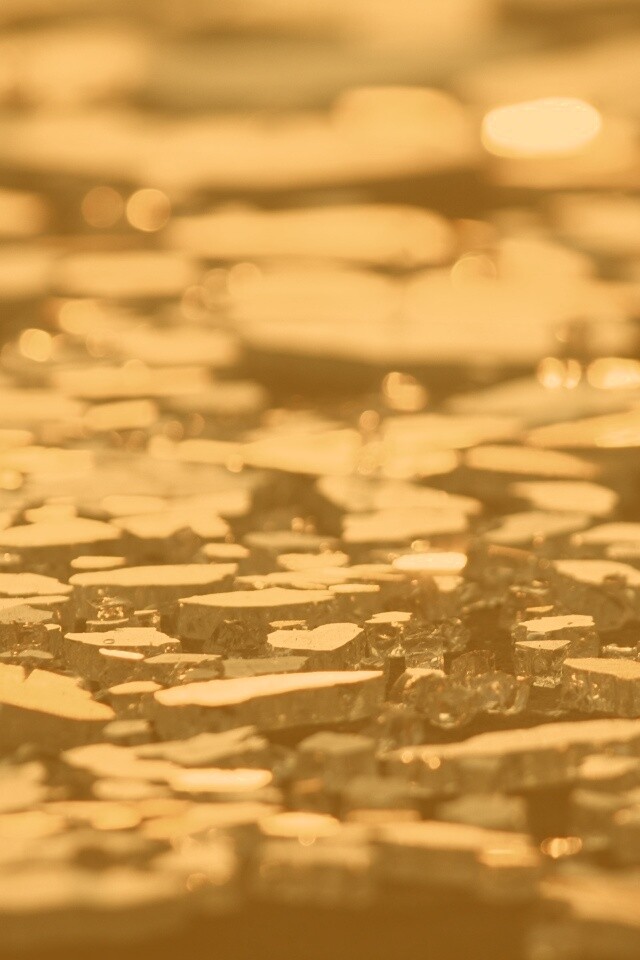 Битое стекло в лучах солнца обои