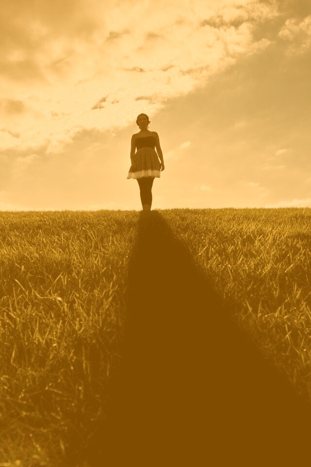 Силуэт девочки на поле обои