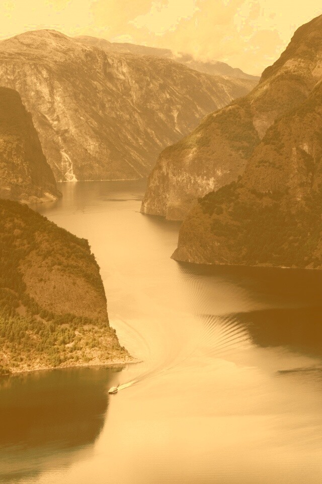 Лодка на реке среди высоких гор обои