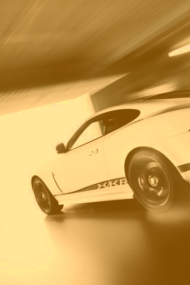 Белый ягуар в гараже обои