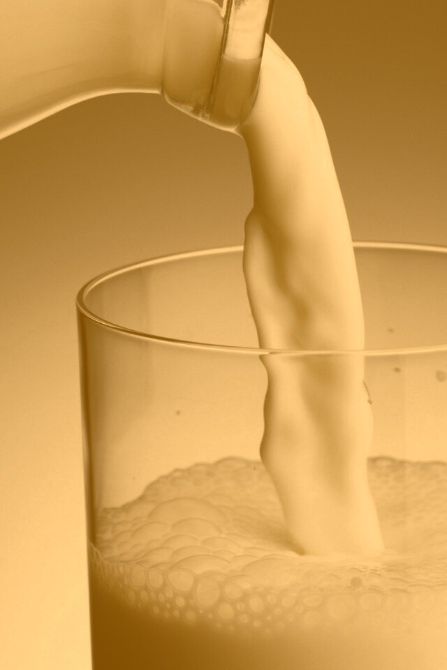 Молоко наливают в стакан обои