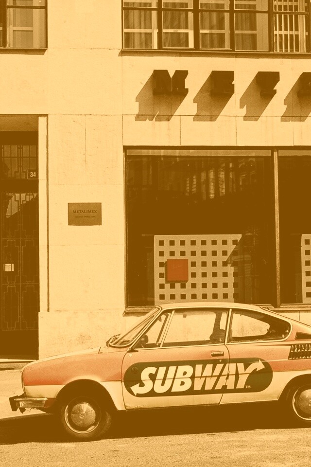 Реклама Subway на машине в Праге обои