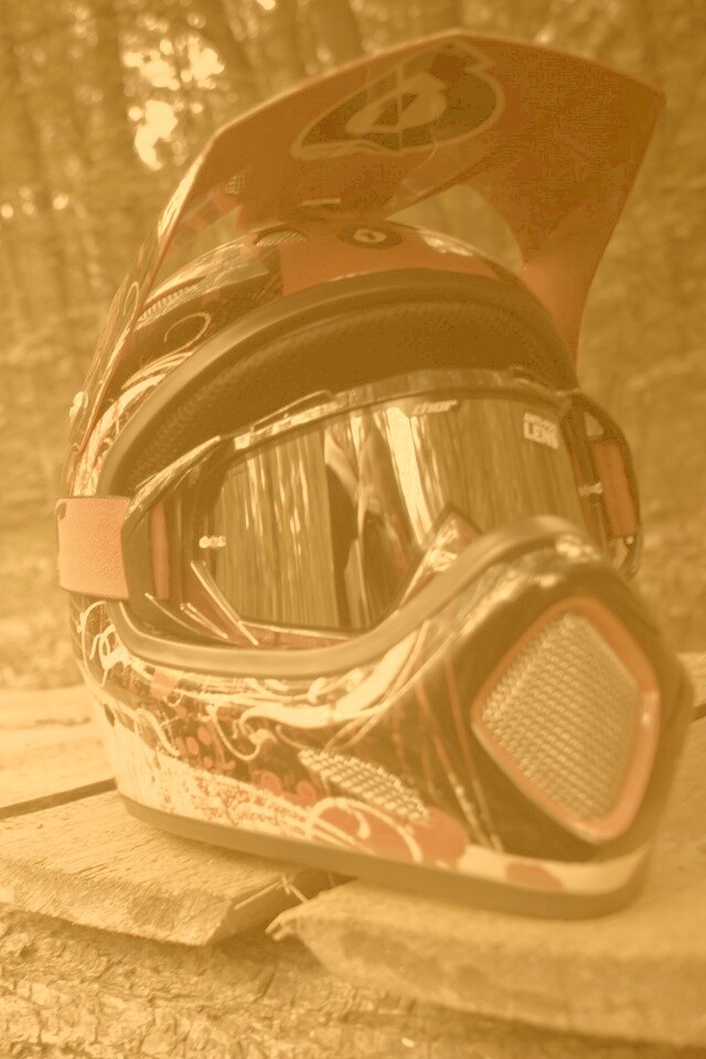 Шлем на лесной велотрассе обои