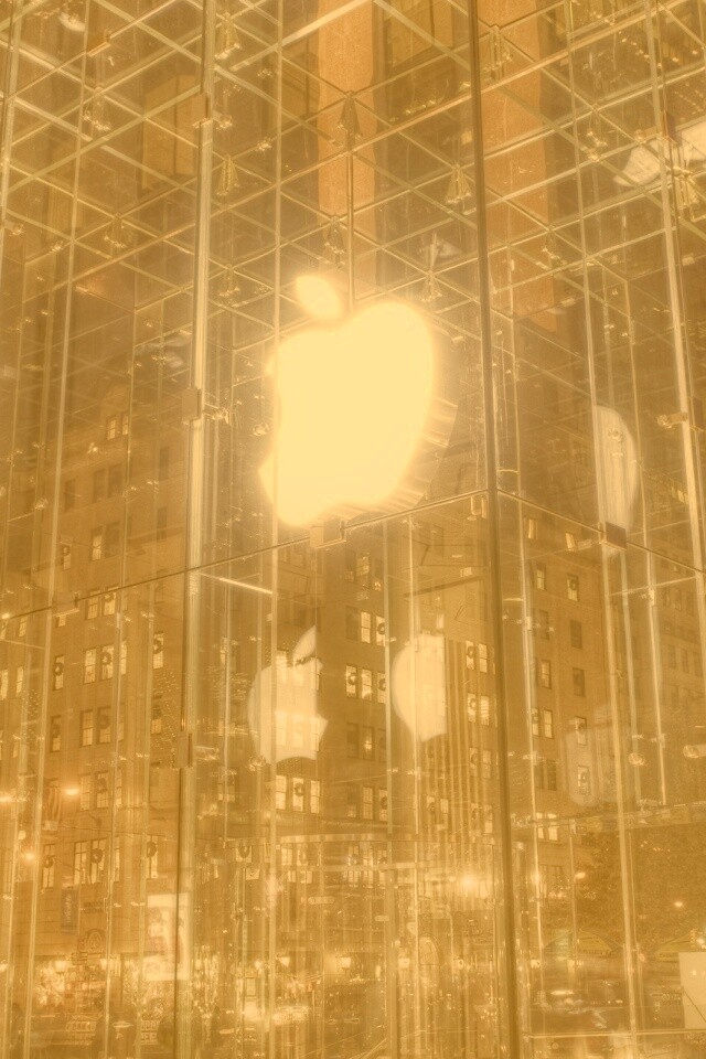 Отражение логотипа Apple в стеклянном здании обои