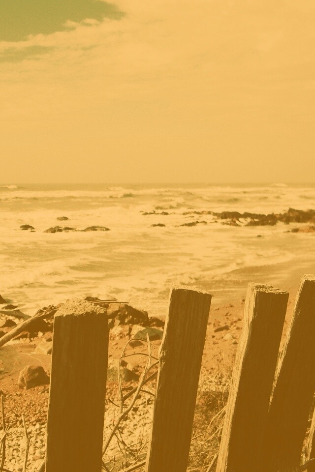 Закрытый пляж за забором обои