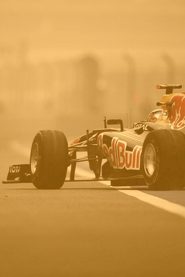 Болид выезжает на трассу обои