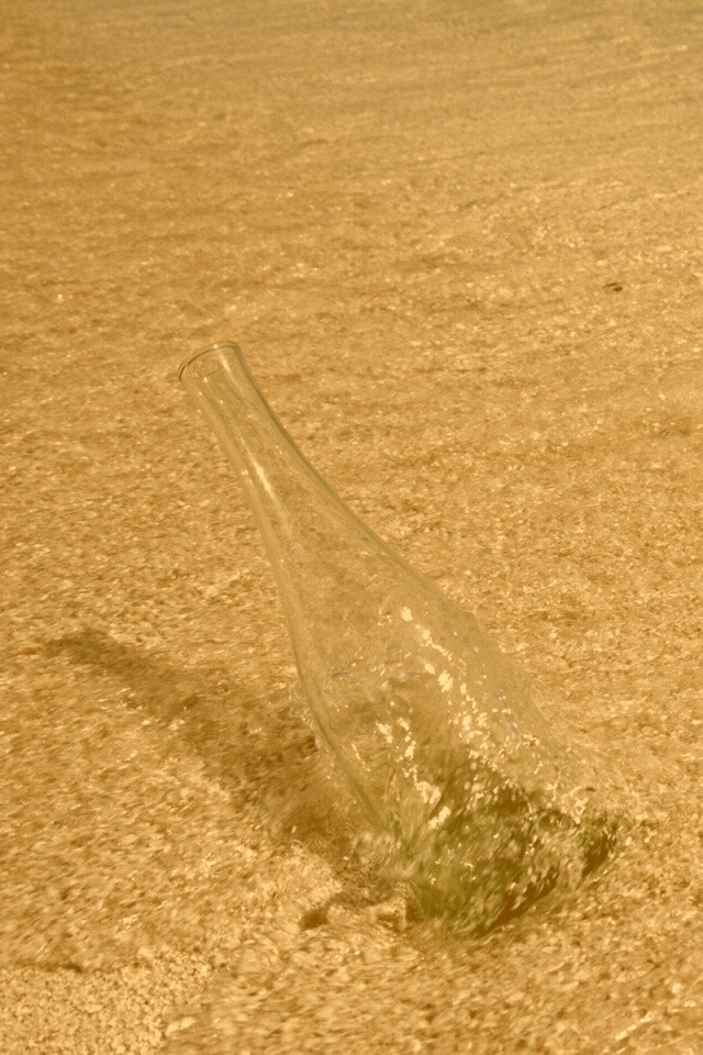 Бутылка в песке у воды обои