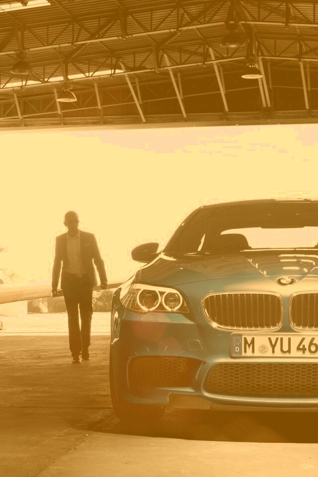 BMW F10 в ангаре обои