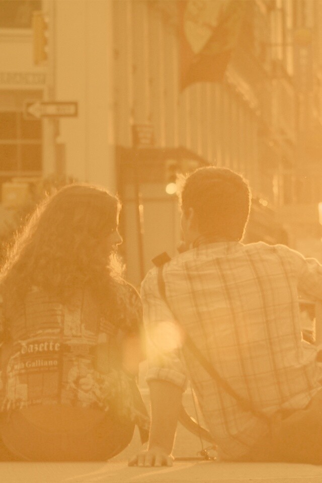 Девушка и парень с велосипедом на закате обои