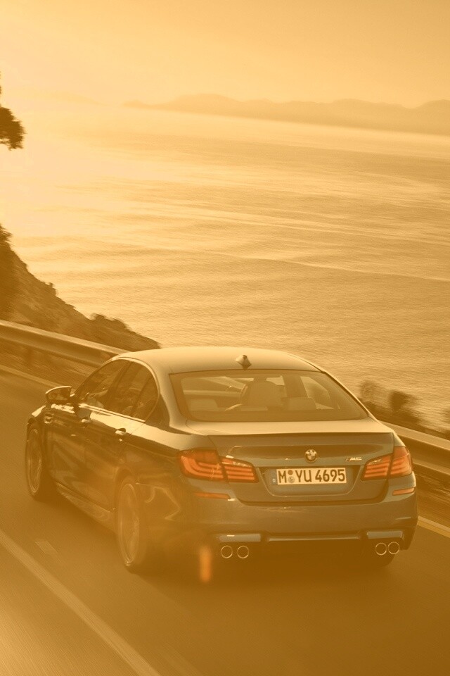 BMW F10 на горной дороге  обои